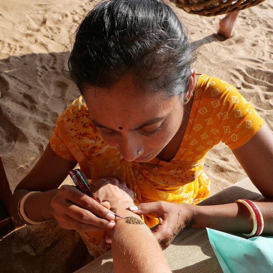 Juana Acosta se pinta con henna en la India