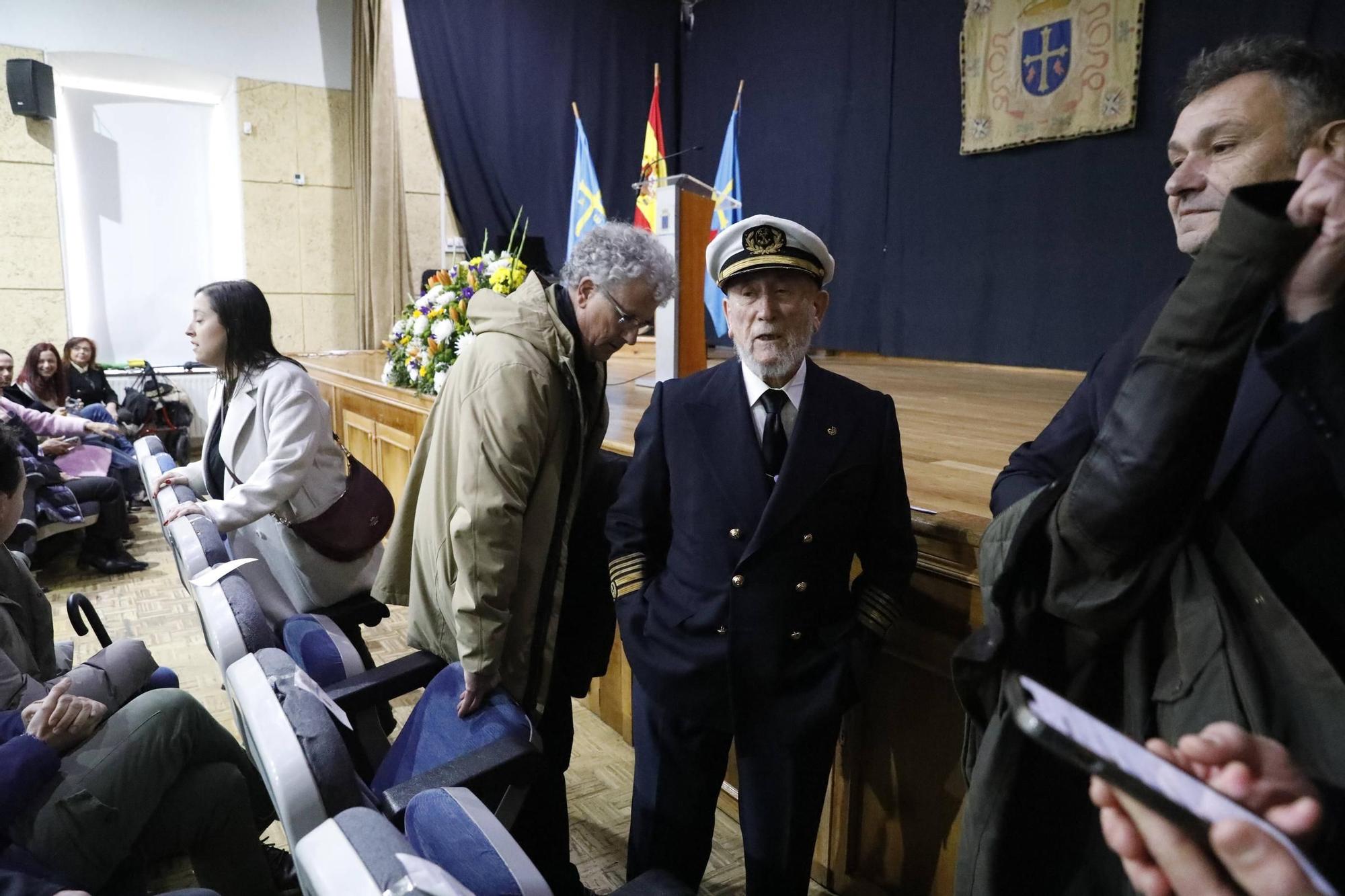 EN IMÁGENES: pregón del Cristo del Socorro en Luanco por Pichi Suárez