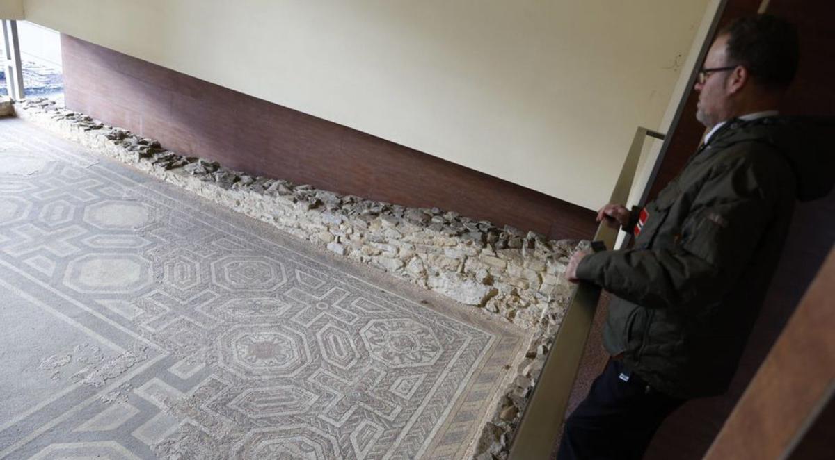Aurelio Suárez, mostrando el mosaico de la Villa Romana de Veranes, ayer.