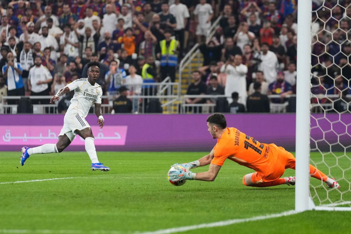 El portero del Barcelona Joan García salva el balón durante la final de la Supercopa de España en el estadio King Abdullah Sports City en Jeddah, Arabia Saudita, el domingo 11 de enero de 2026. (Foto AP/Altaf Qadri)