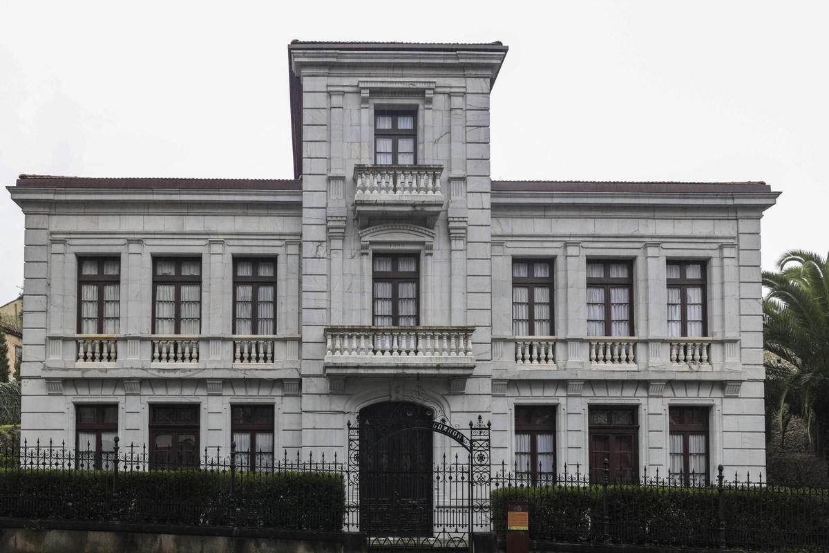 Vista de la vivienda, de diseño sobrio y cuidadas proporciones.