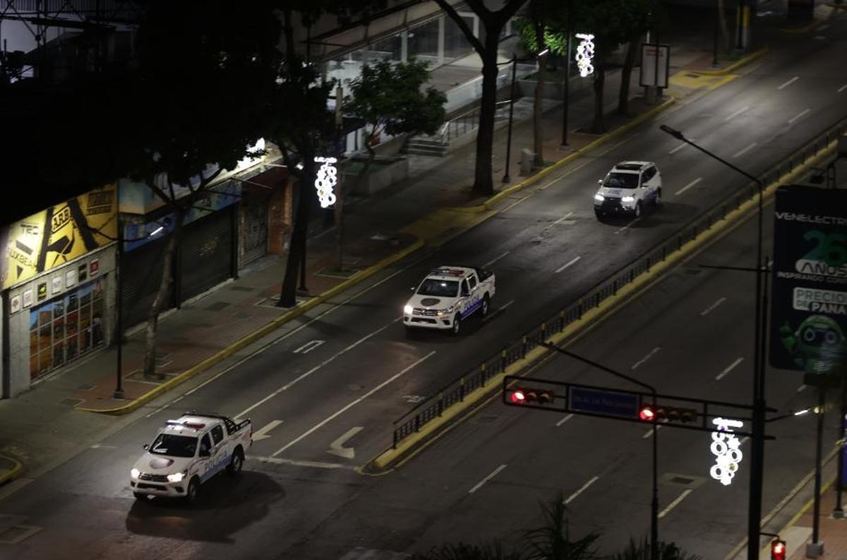 La policía patrulla Caracas después de los bombardeos estadounidenses