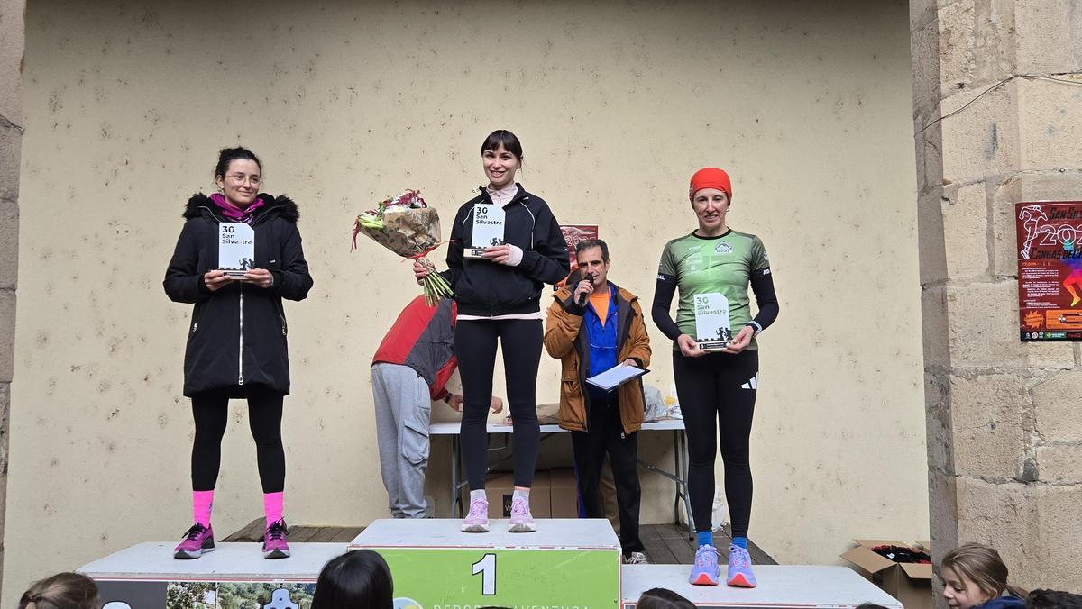Podio femenino de la San Silvestre de Cangas del Narcea.