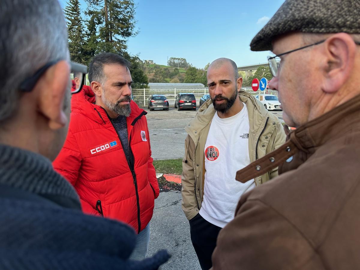 El presidente del comité de empresa, Javier García (derecha), con el representante sindical de CC OO Asturias, José Manuel Zapico, a las puertas de la fábrica.