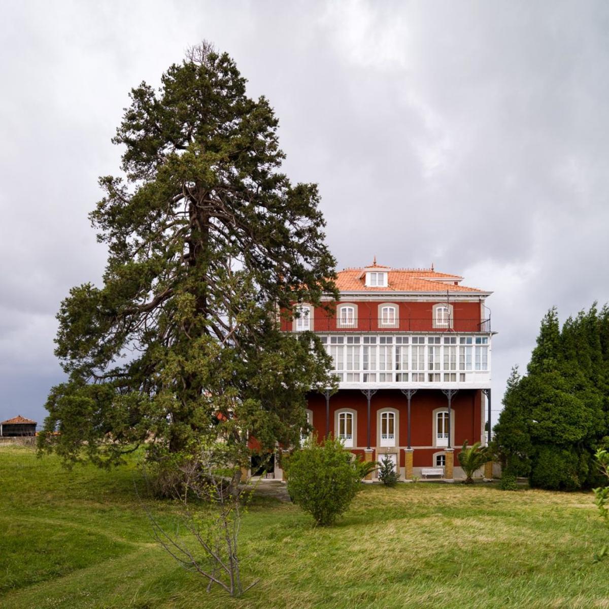 Fachada lateral de La Casona con secoya.