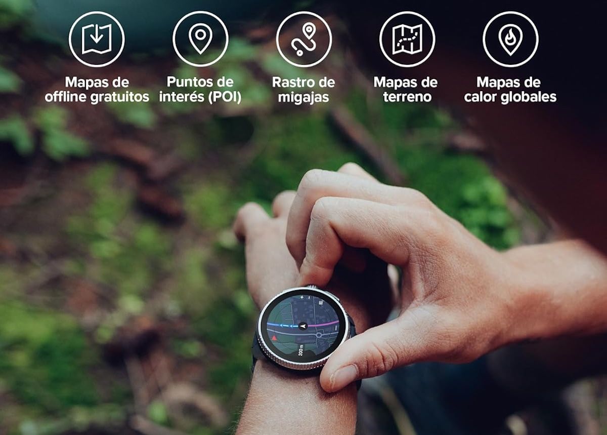 Perspectiva del Suunto Race All Black que muestra el diseño de la caja de acero inoxidable y la correa de silicona