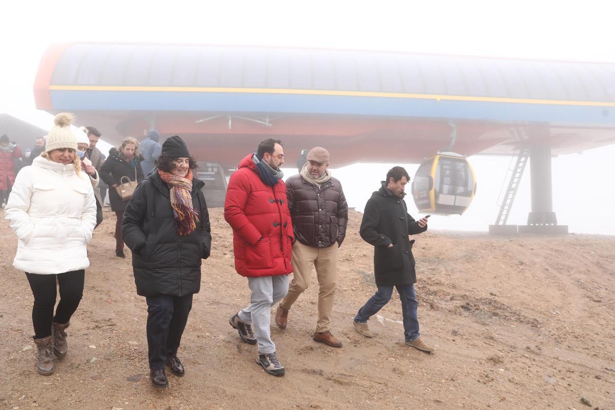 Paniceres y Barbón, segundo y tercero por la derecha, en la inauguración del sistema del teleférico.