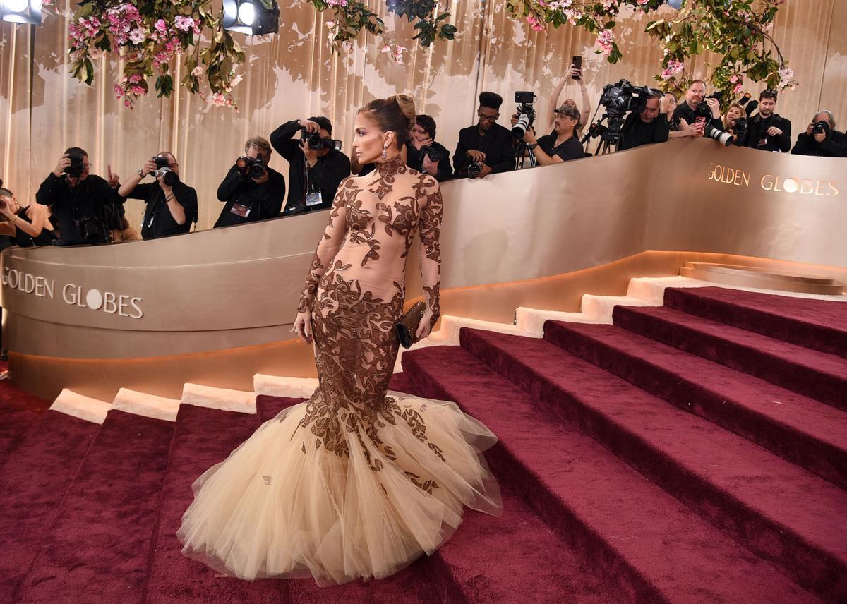 Jennifer López llega a la 83ª edición de los Globos de Oro el domingo 11 de enero de 2026 en el Beverly Hilton de Beverly Hills, California (Foto de Richard Shotwell/Invision/AP). SÓLO USO EDITORIAL / SÓLO ITALIA Y ESPAÑA