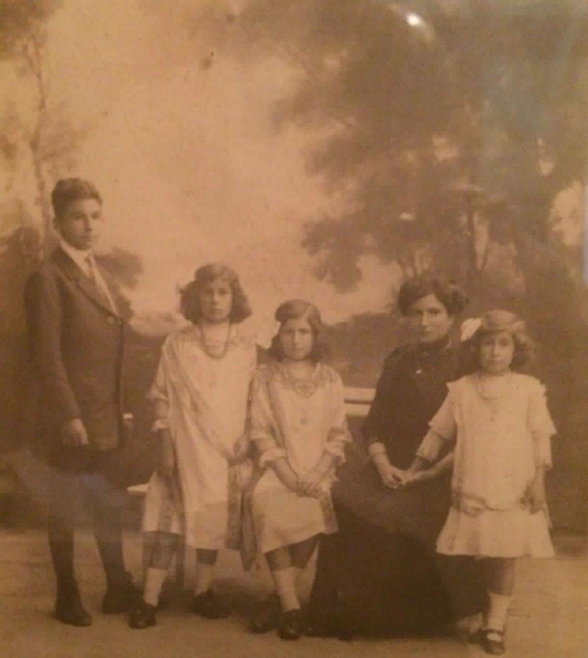 Doña Encarnación, ya viuda, con sus cuatro hijos.