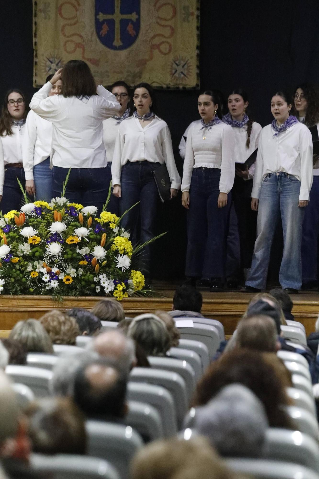 EN IMÁGENES: pregón del Cristo del Socorro en Luanco por Pichi Suárez