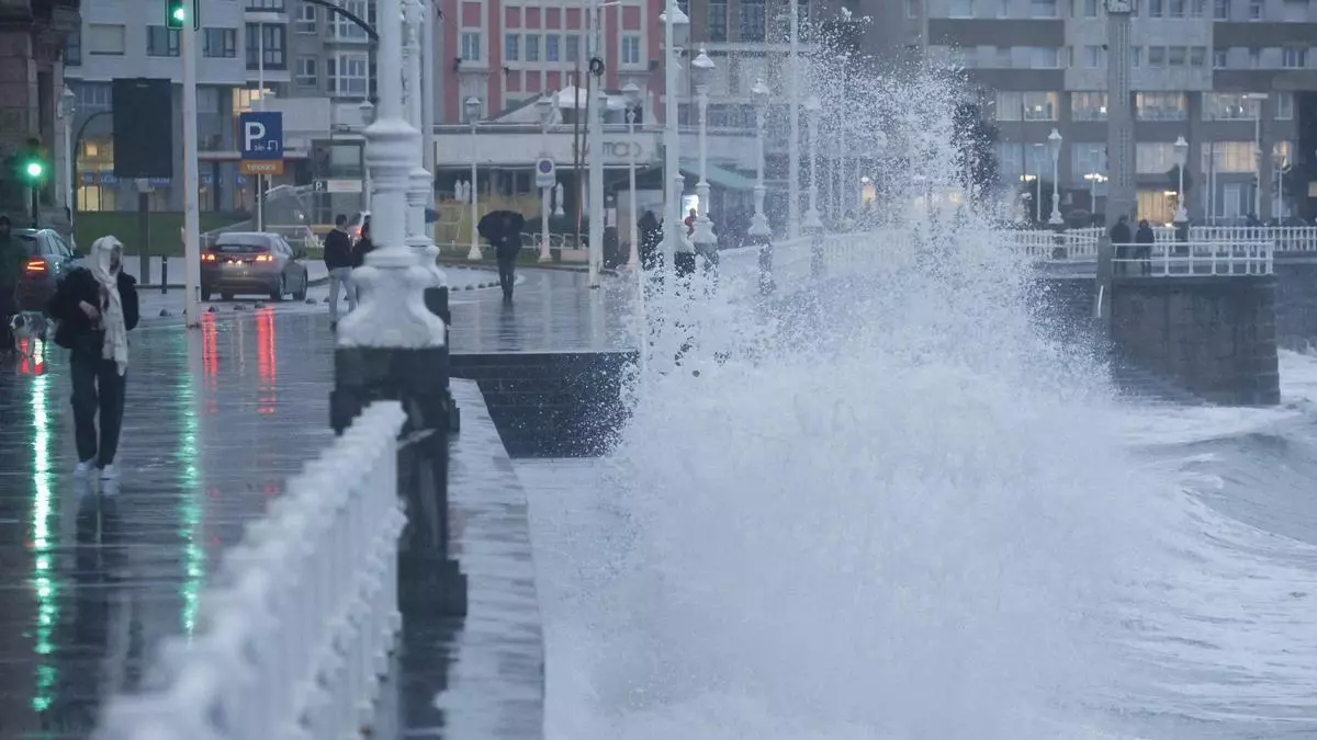 El temporal ya está en Asturias "Ingrid": Aemet advierte que provocará "daños a los paseos marítimos" y nevadas "en niveles bajos"
