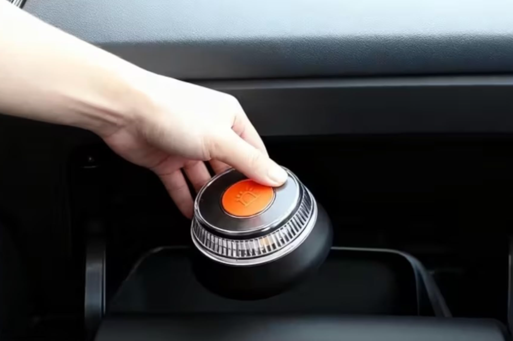 Imagen de la baliza V16 almacenada en la guantera del vehículo