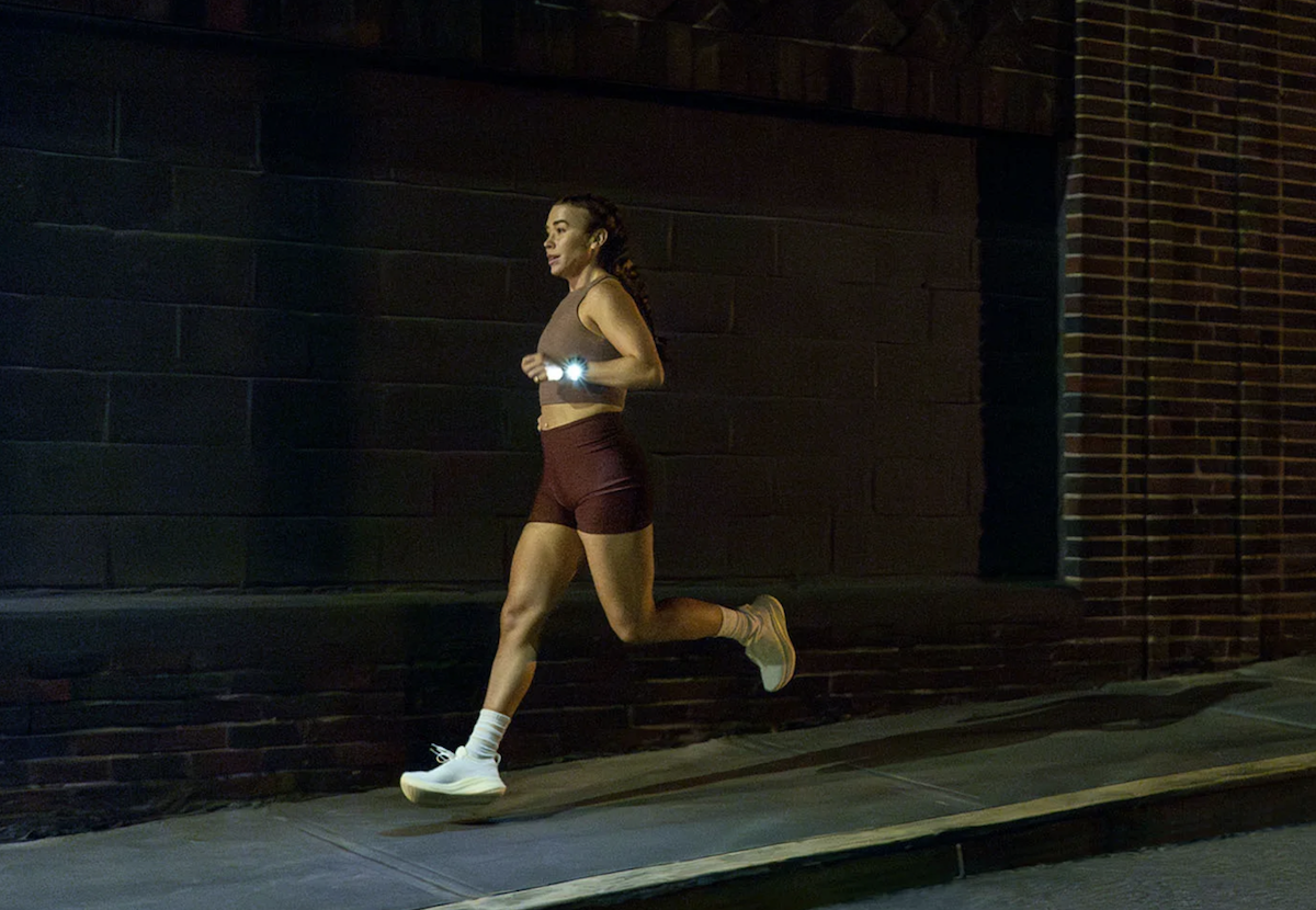 Captura de pantalla de la interfaz del Garmin Forerunner 970 que muestra correr usando el modo estroboscópico de la linterna