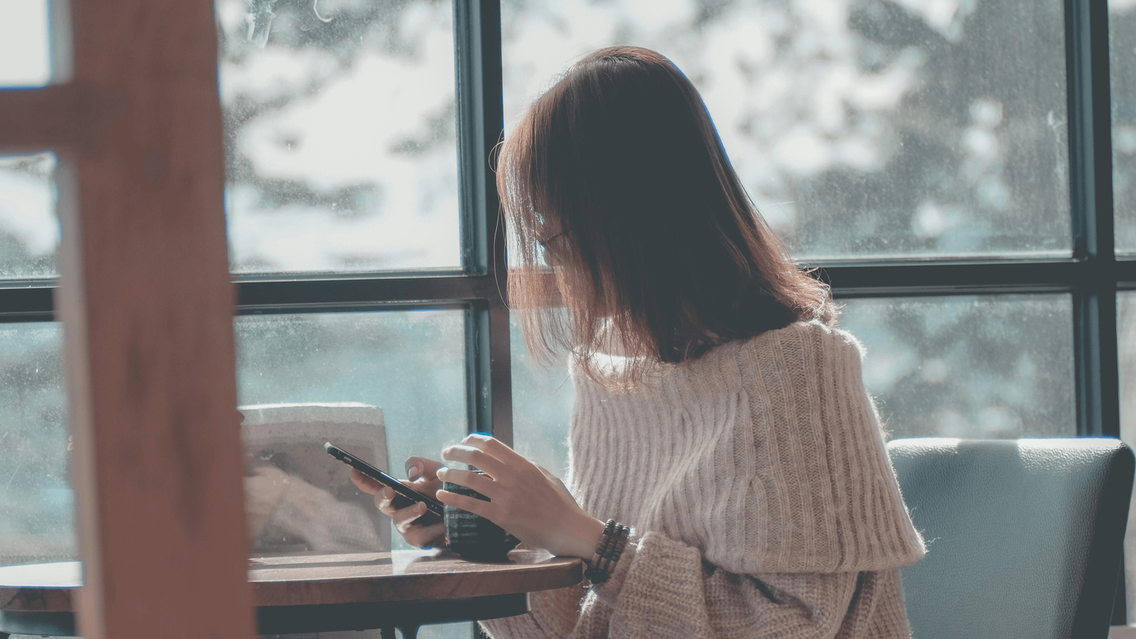 Una niña mira su teléfono inteligente.