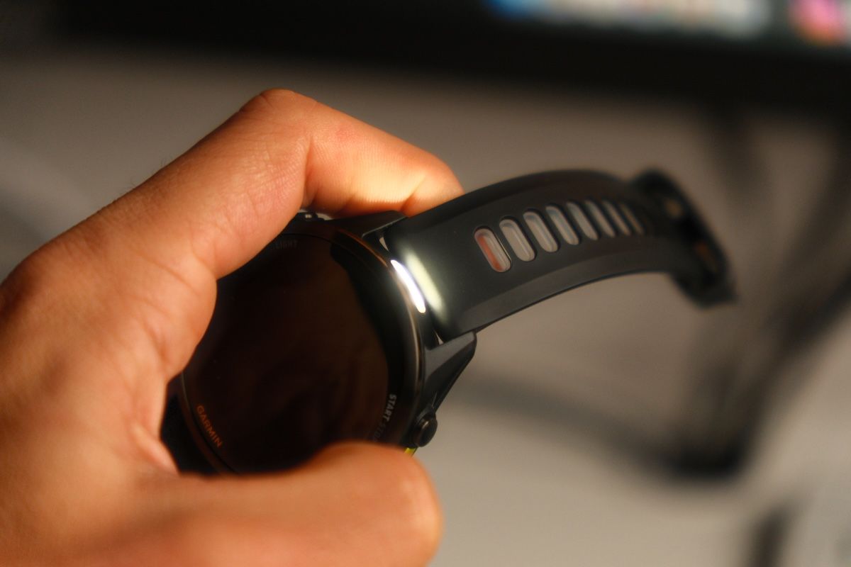 La linterna LED Garmin Forerunner 970 se enciende en ambientes oscuros,