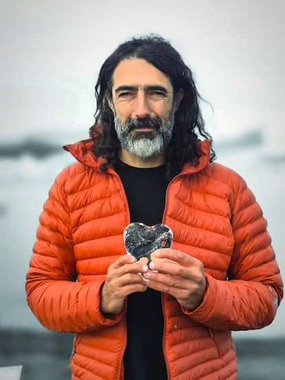 Emilio José Mateo Hernández con un corazón de hielo en Islandia.