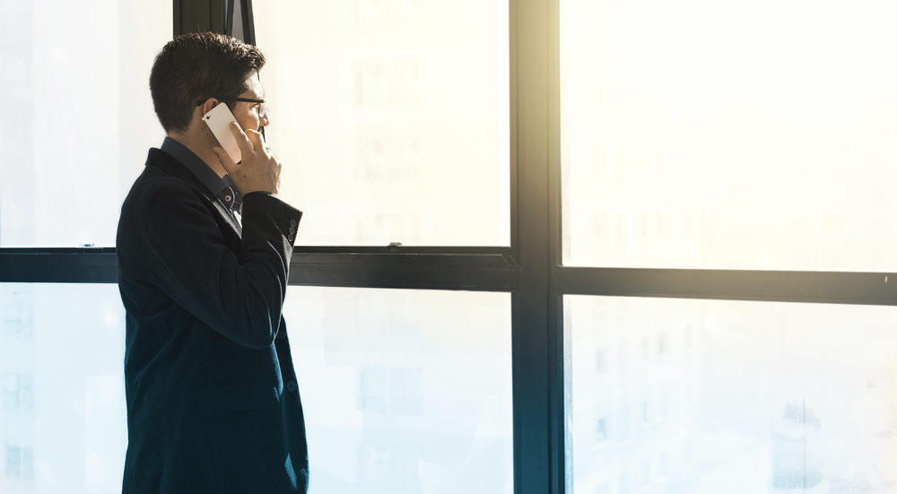 hombre recibe llamada telefónica
