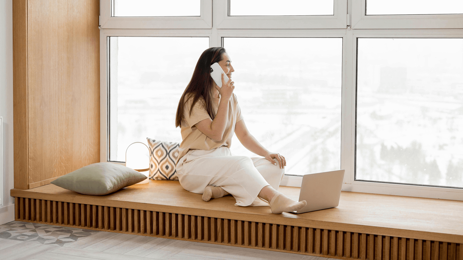 Mujer hablando alegremente por teléfono móvil
