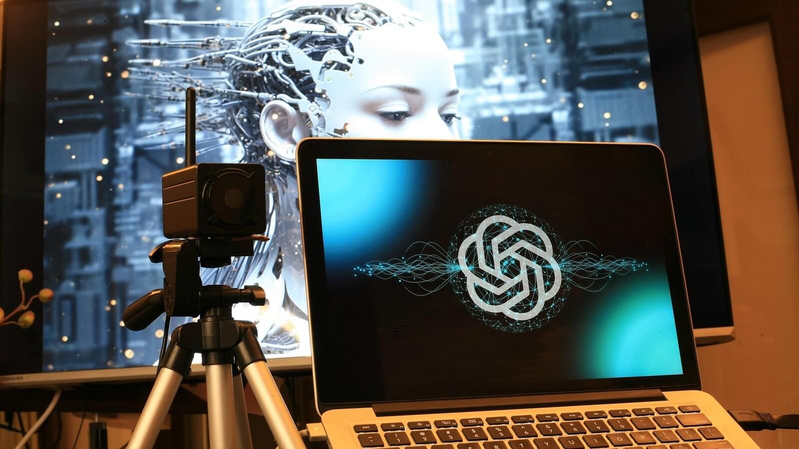 Computadora portátil con el logotipo de ChatGPT