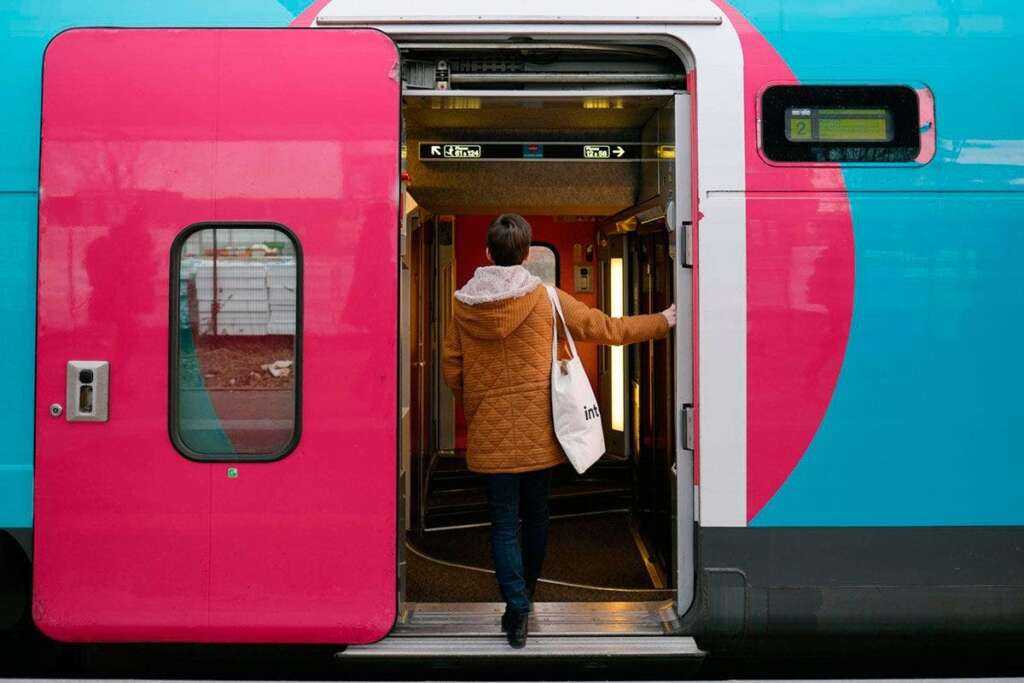 Imagen de un pasajero entrando al tren. Imagen: Ouigo.com