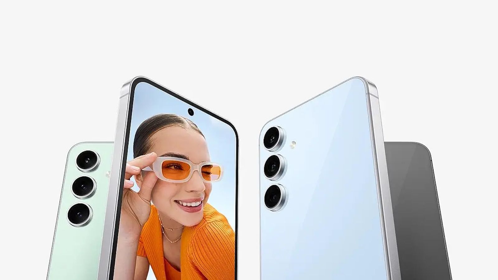Representaciones frontales y traseras del Samsung Galaxy S25 FE en azul marino, que muestran un diseño de cámara triple vertical y una pantalla plana de borde delgado