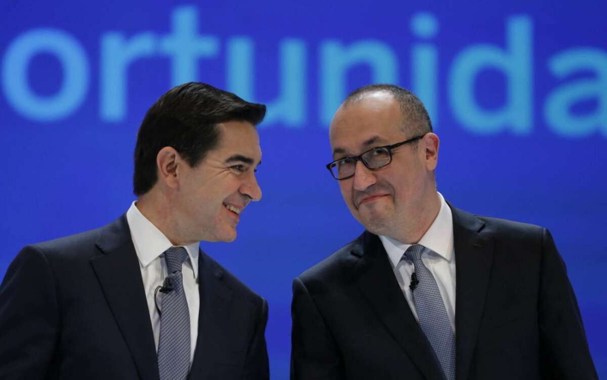 Carlos Torres, presidente de BBVA, y Onur Genç, director general de BBVA. EFE