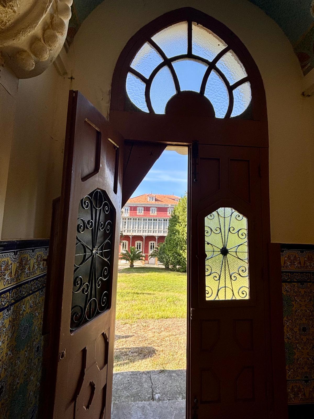 Salida del panteón hacia La Casona.