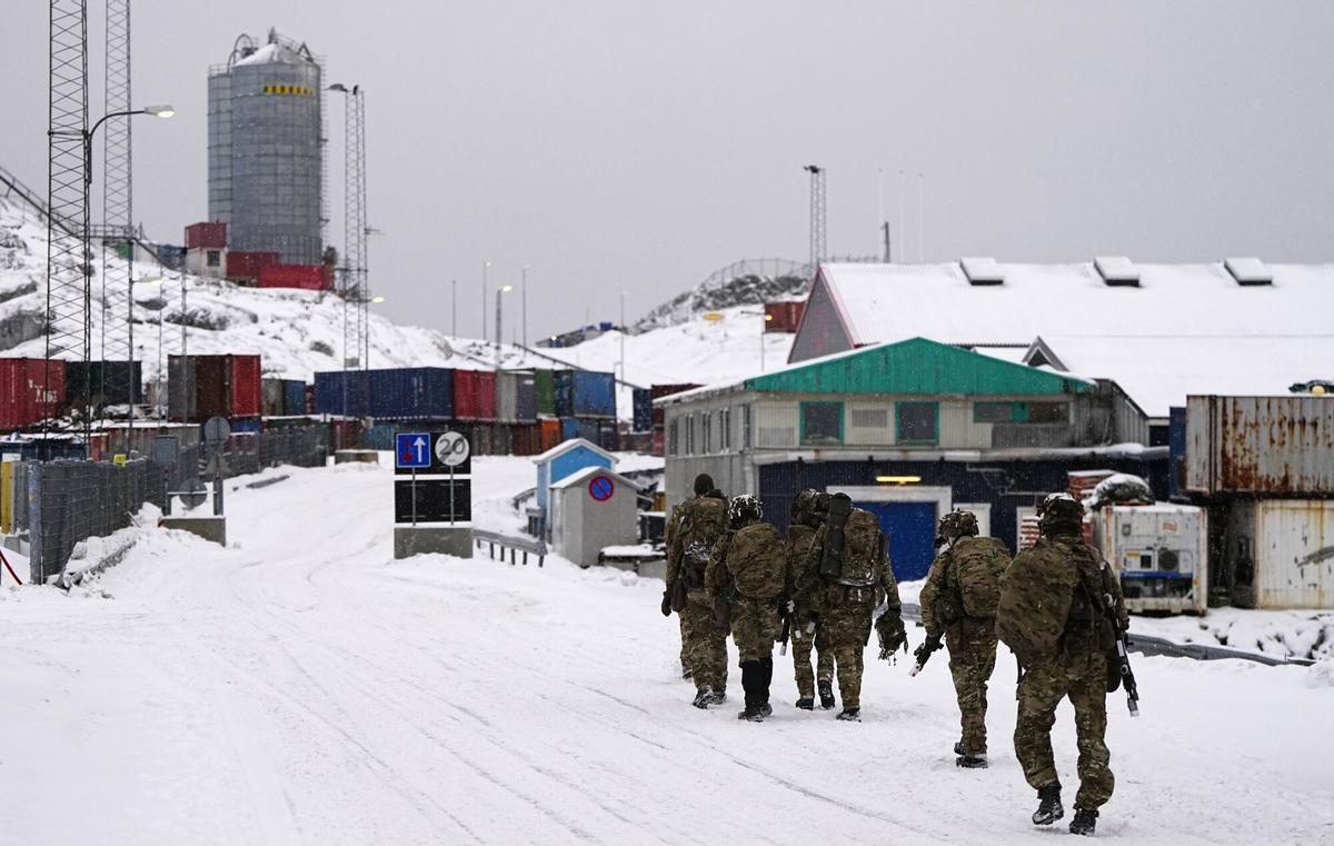 PHOTODAY Nuuk (Groenlandia), 18/01/2026.- Soldados daneses desembarcan en el puerto de Nuuk, Groenlandia, este domingo. El Departamento de Defensa danés continuará su creciente presencia militar con ejercicios militares junto con varios aliados de la OTAN en Groenlandia y sus alrededores en 2026.