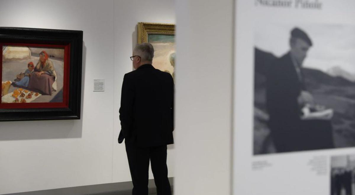 Un visitante ayer por la mañana en el Museo Nicanor Piñole.