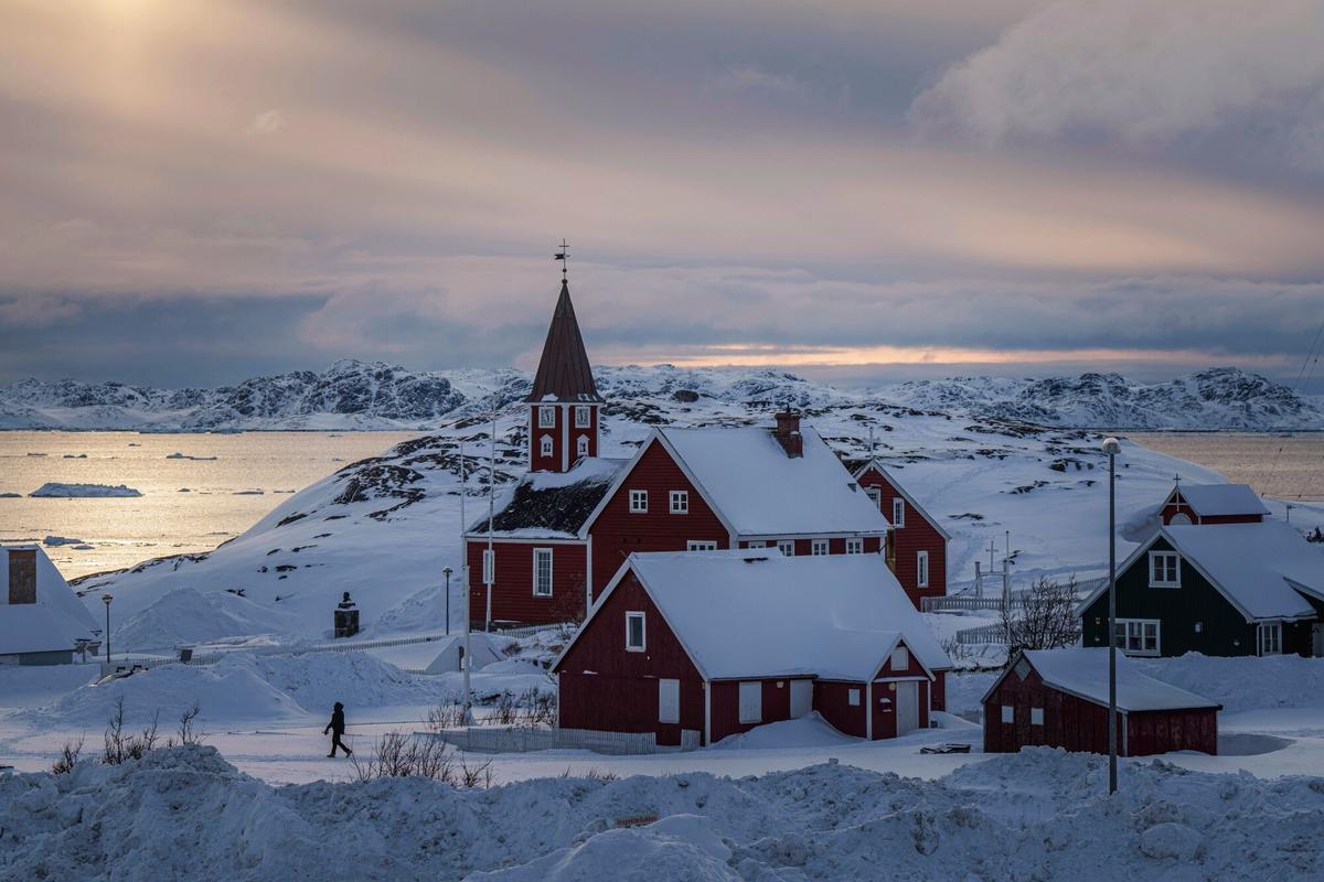 ARCHIVO - Una mujer camina cerca de una iglesia en Nuuk, Groenlandia, el 7 de marzo de 2025. (Foto AP/Evgeniy Maloletka, Archivo) Associate Press/ LaPresse Sólo Italia y España. USO EDITORIAL SÓLO ITALIA Y ESPAÑA