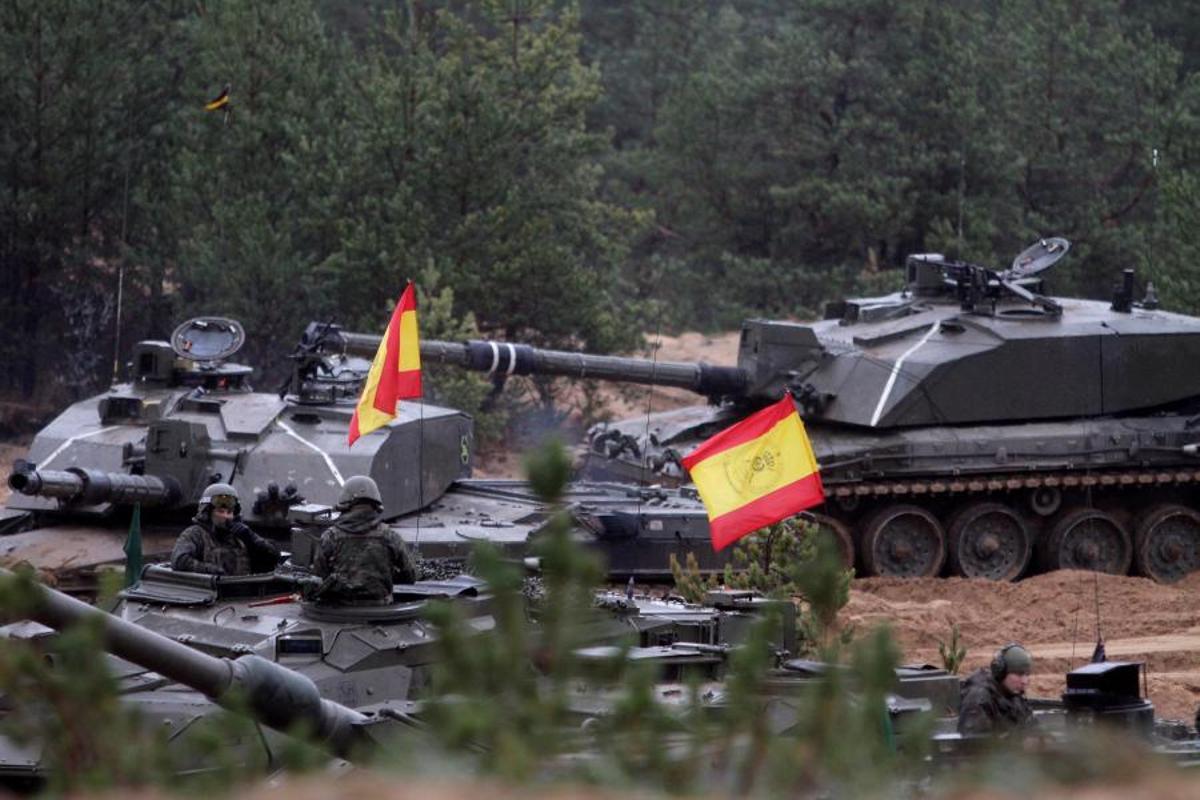 Carros de combate españoles en un ejercicio de artillería en la base militar de Adazi, en Letonia.