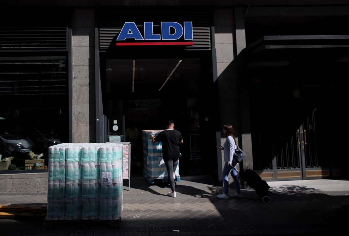 Palets preparados ante la puerta de un supermercado Aldi. Eduardo Parra/Europa Press