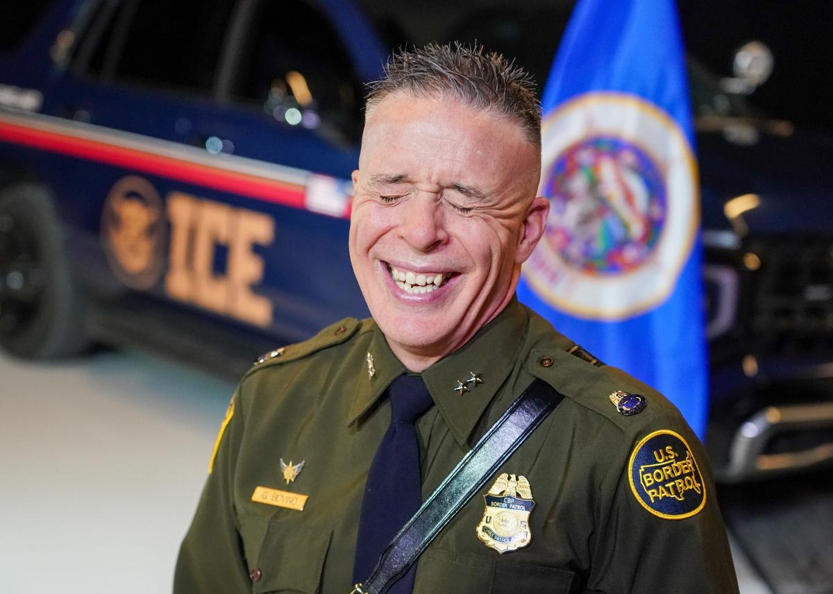 El oficial de CBP, Gregory Bovino, bromea durante un evento con el vicepresidente JD Vance, este jueves en Minneapolis.