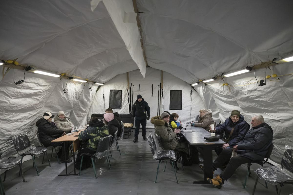 Interior de una de las tiendas de campaña instaladas en Kiev para soportar las gélidas temperaturas.