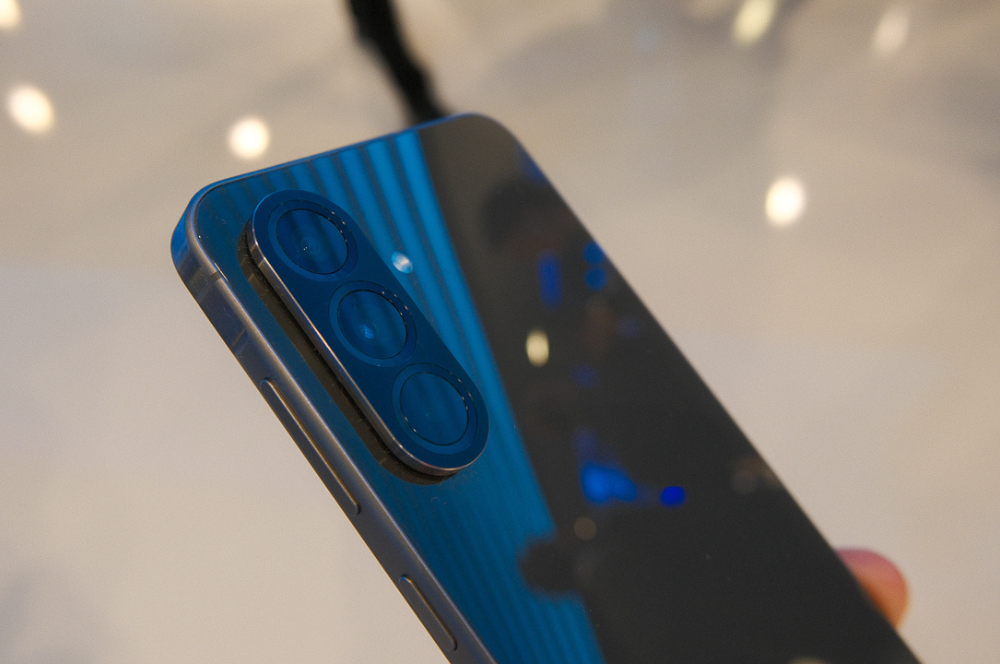 Detalle del módulo de triple cámara del Samsung Galaxy A56 con sensor principal de 50 megapíxeles