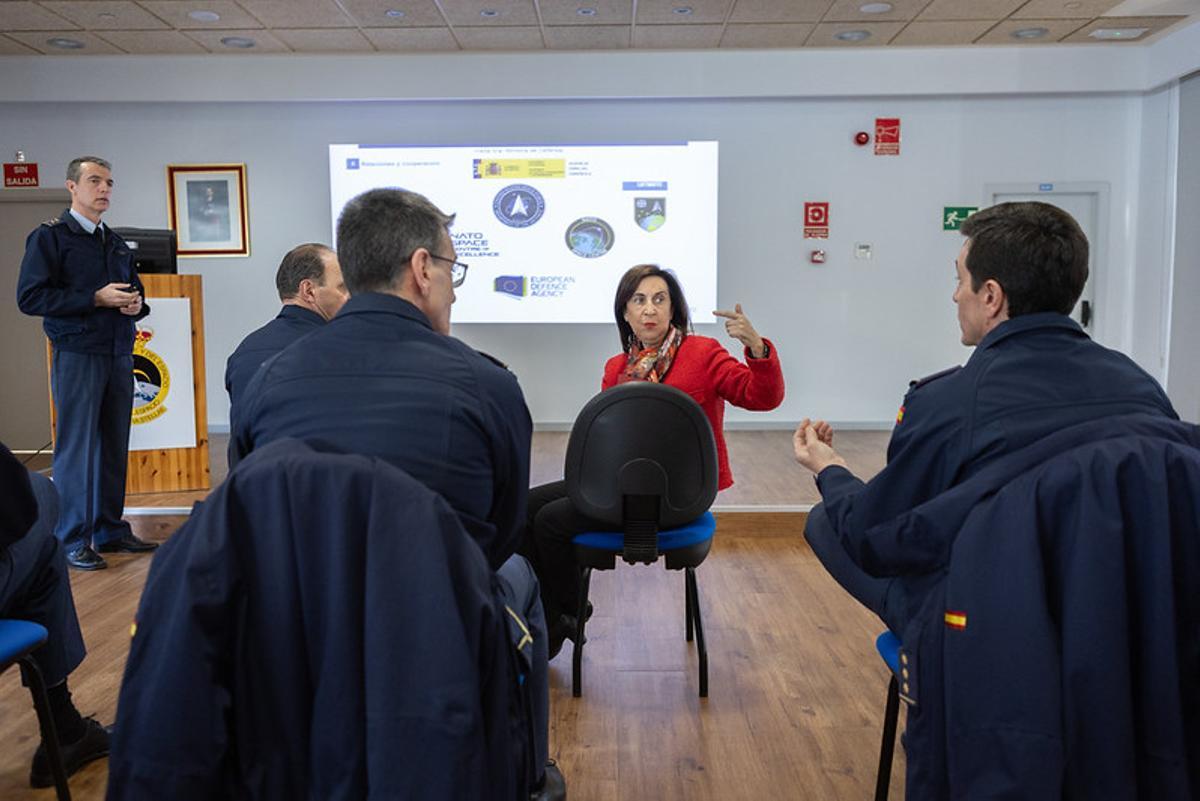 La ministra de Defensa, Margarita Robles, en reunión con componentes del comando Espadio en enero de 2024.