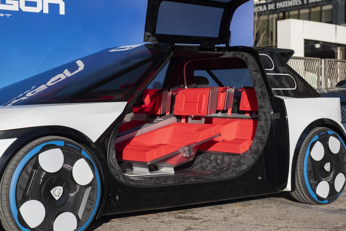 La exclusiva y revolucionaria forma del volante no es la única novedad que encontraremos en su interior.