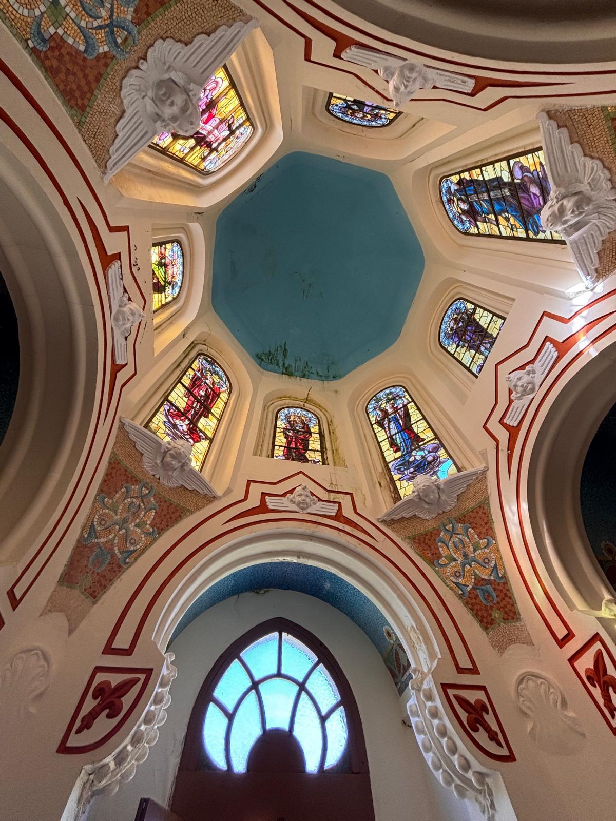 Interior de vidrieras de Maumejean de la cúpula del panteón.