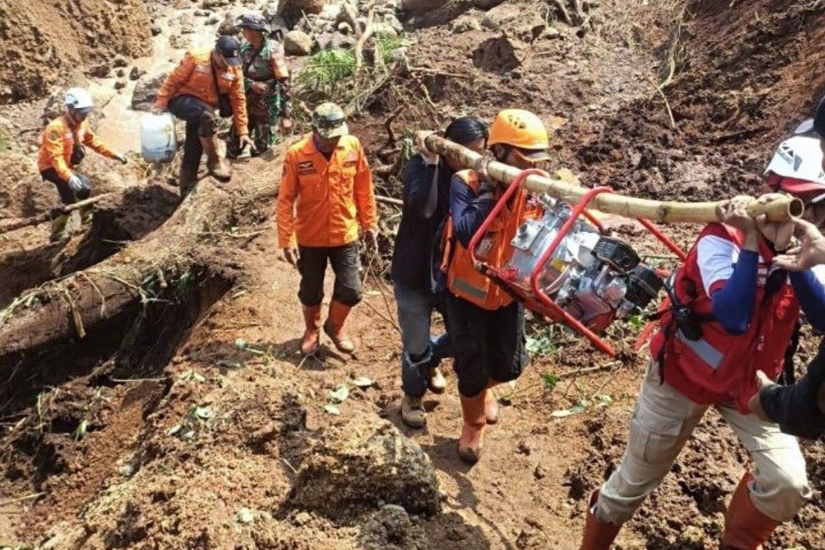 Aumentan a 70 los muertos en la avalancha de tierra en Indonesia