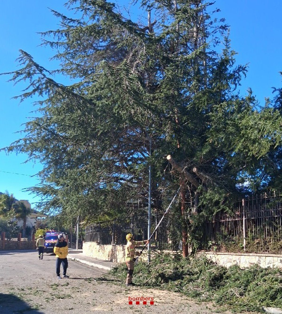 Bombers atiende 456 avisos por viento en Catalunya desde medianoche hasta el sábado por la noche