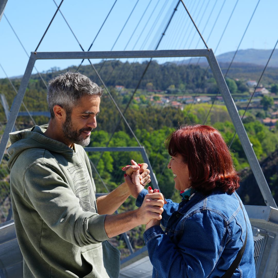 Roberto Leal y su madre, Mercedes Guillén, viajan a Oporto y surcan las aguas del río Paiva en la última entrega de