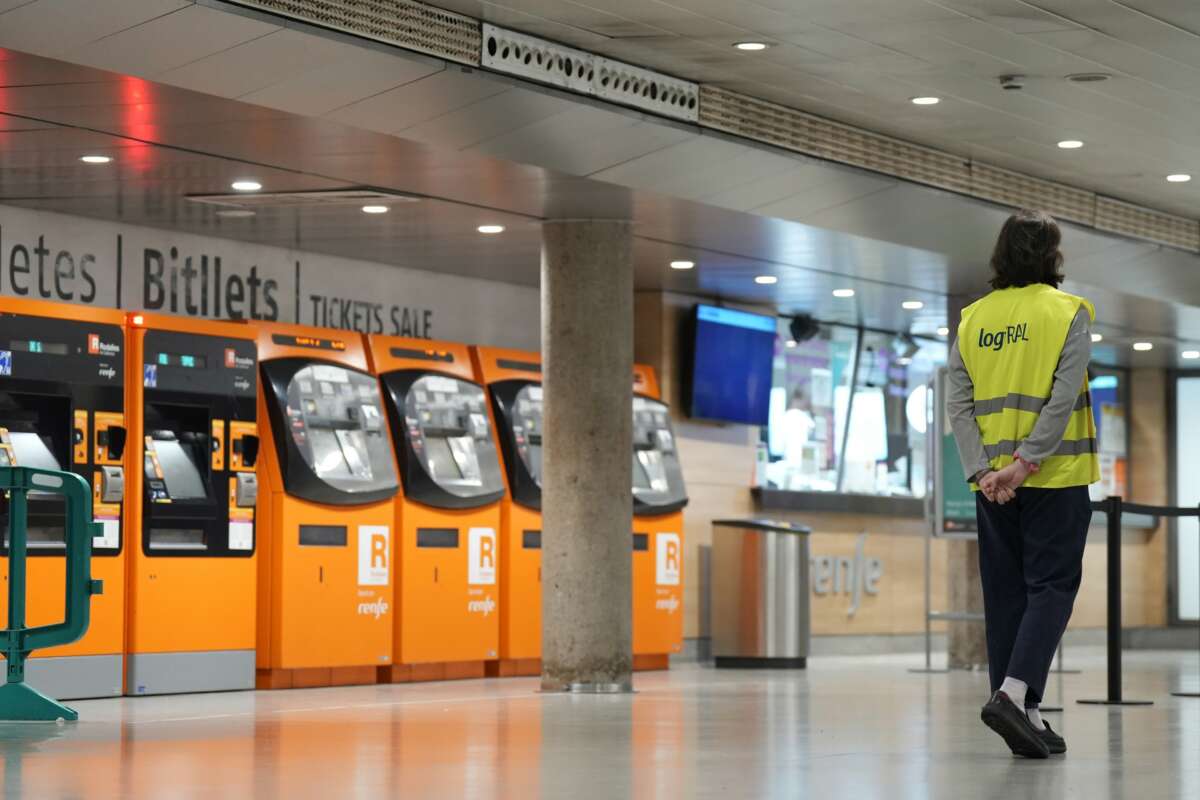 Una persona en la estación de Passeig de Gràcia mientras continúa la suspensión del servicio de Rodalies, el 22 de enero de 2026, en Barcelona, Cataluña (España)