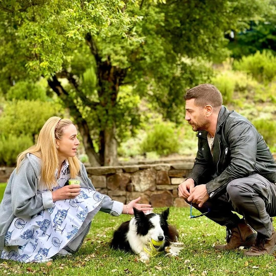 Marta Hazas y Santi Peralta en una escena de Machos Alfa.