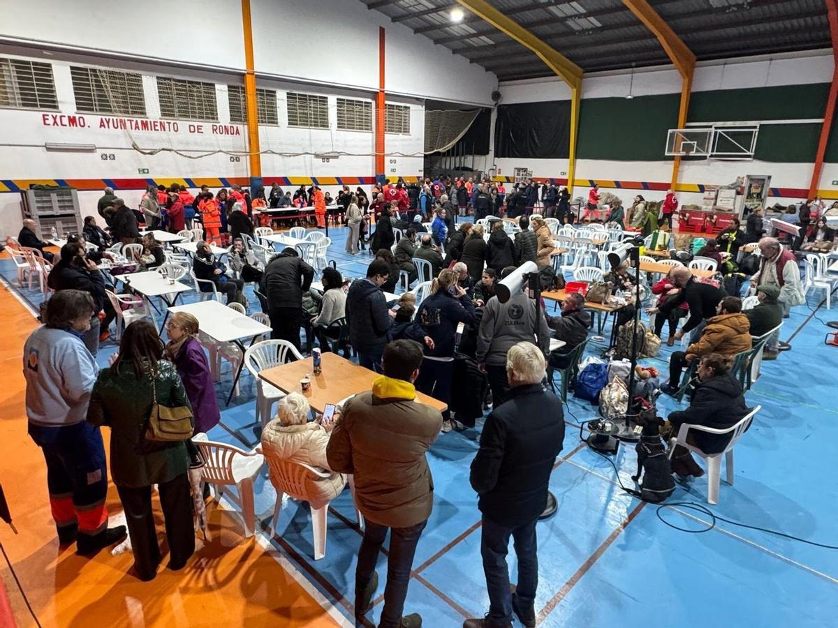 06/02/2026 Vecinos de Grazalema en El Pabellón El Fuerte de Ronda, donde fueron recibidos el jueves tras abandonar su localidad por los efectos del temporal. POLÍTICA DEL AYUNTAMIENTO DE RONDA