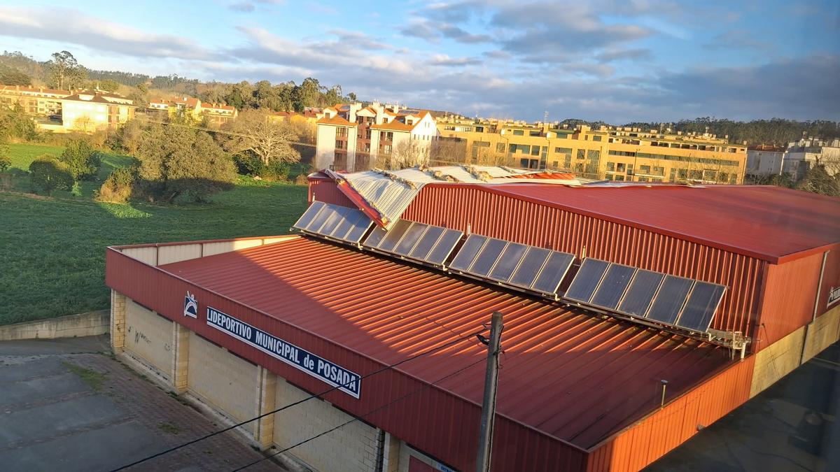 El viento derriba parte del tejado del polideportivo Posada de Llanes y obliga a suspender las clases El viento derriba parte del tejado del polideportivo Posada de Llanes y obliga a suspender las clases