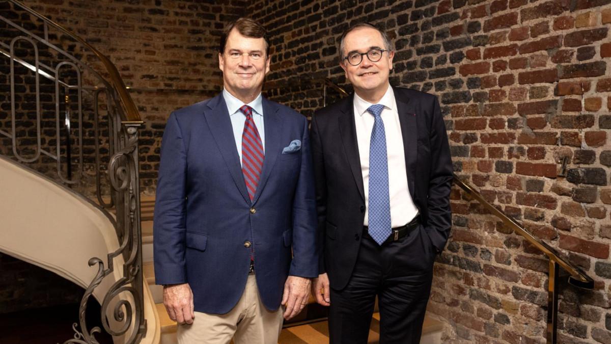 Jim Farley, presidente y director general de Ford Motor Company, con François Provost, director general del Grupo Renault, tras la firma del acuerdo.