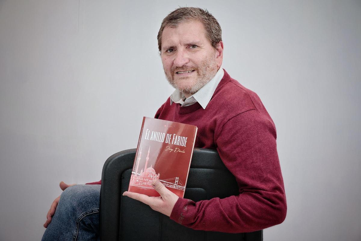 El autor con su novela.