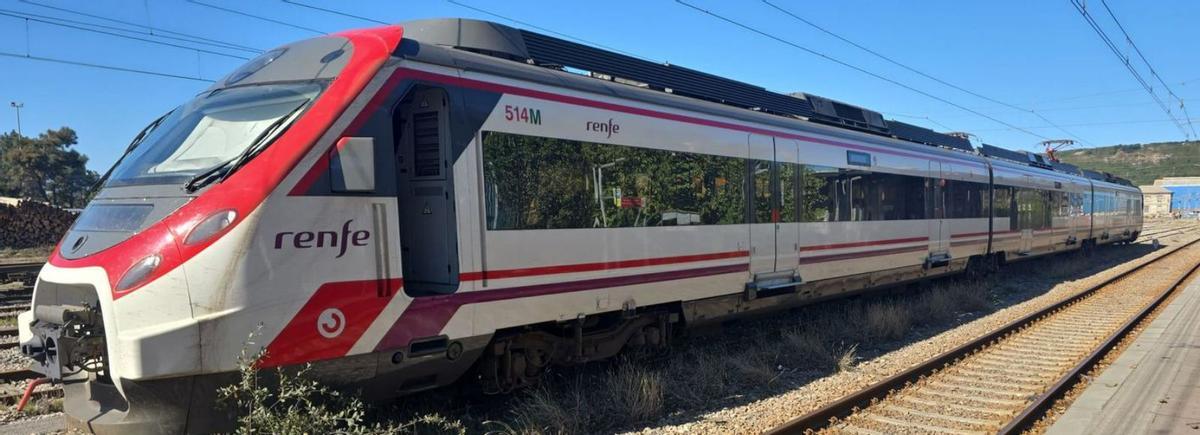 Un tren de cercanías, en Avilés. | LNE