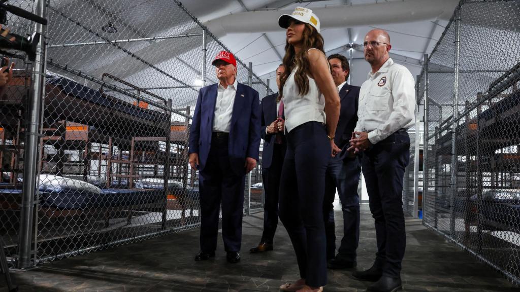 El presidente de Estados Unidos, Donald Trump, el gobernador de Florida, Ron DeSantis, y la secretaria de Seguridad Nacional, Kristi Noem, visitaron en julio el 'Alligator Alcatraz', un megacentro de detención temporal de migrantes en Florida.