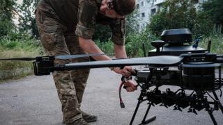 Un ingeniero de drones ucraniano prepara al Vampiro para una misión en el frente de combate